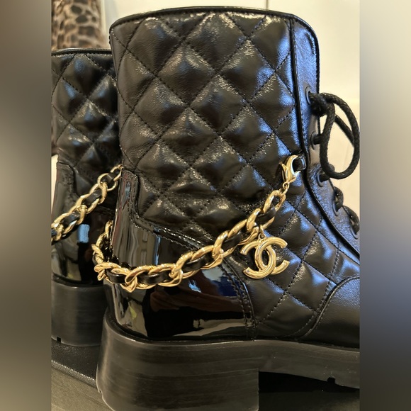 Chanel Shiny Lambskin Leather boots with CC chain - size 38C - Picture 10 of 15